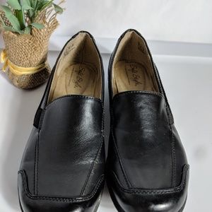 Soft style Hush puppies size 6
